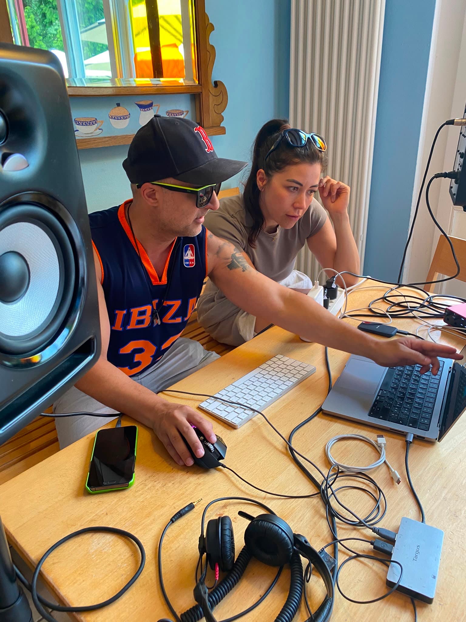 Jay V Flyy teaching a music production lesson