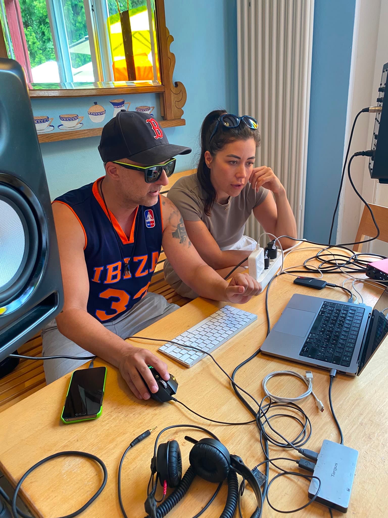 Jay V Flyy teaching a music production lesson